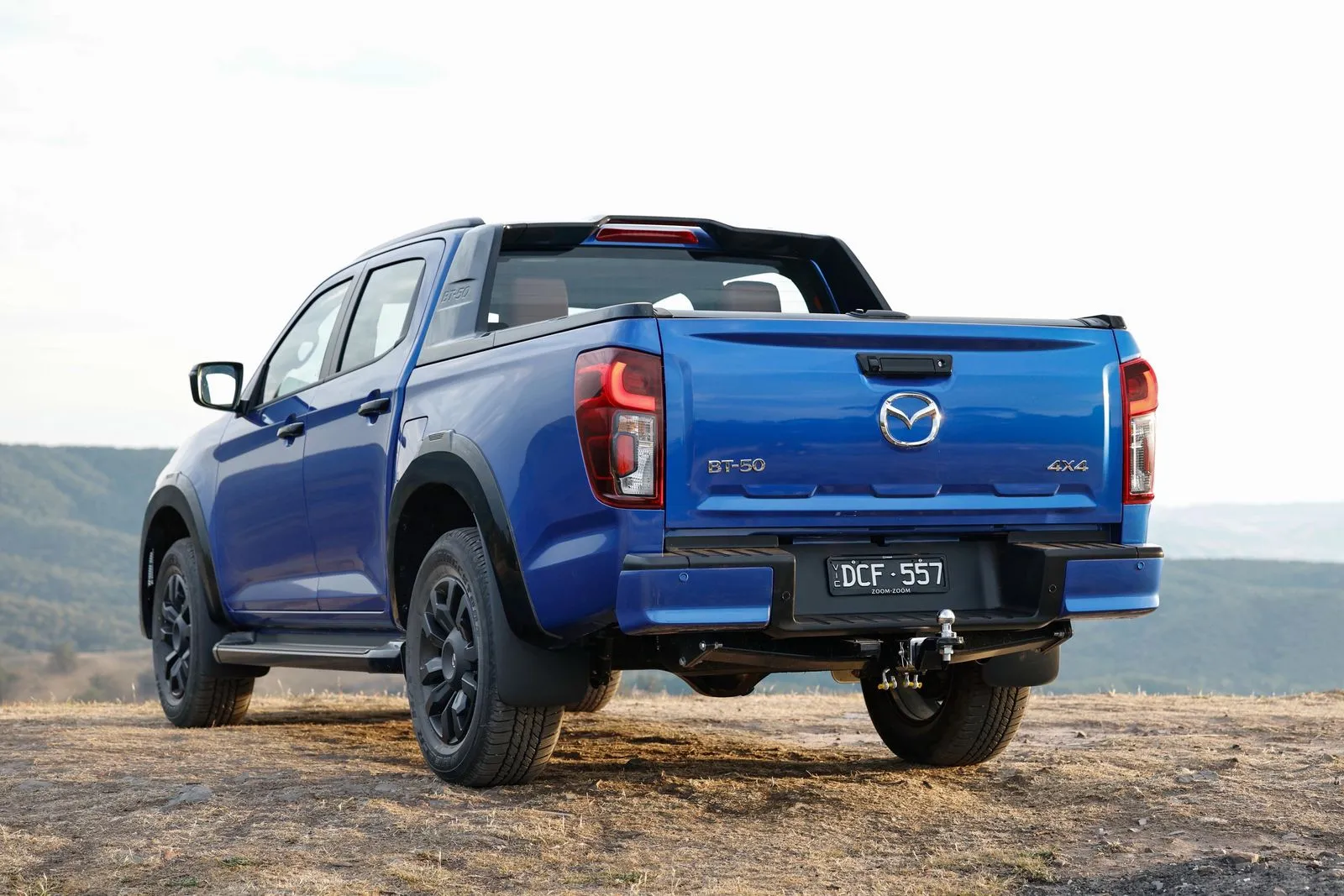 Mazda BT-50 SP azul sobre un mirador de montaña