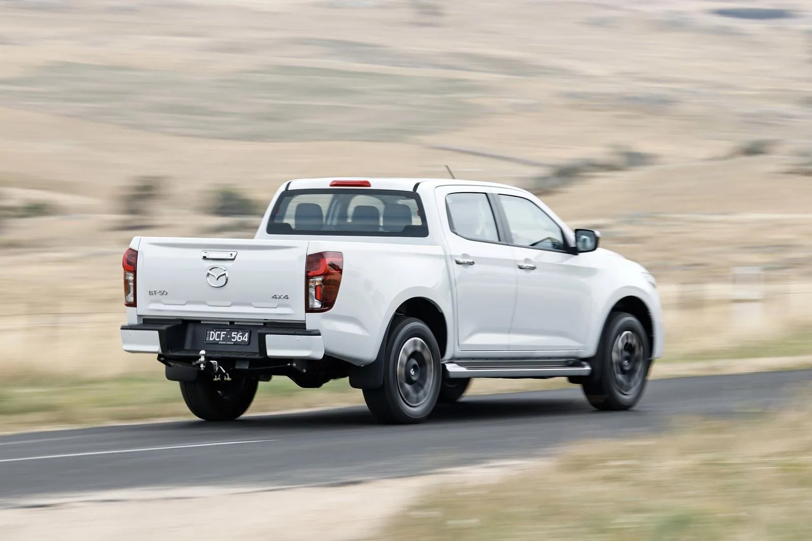 Mazda BT-50 XTR blanca en carretera de altura